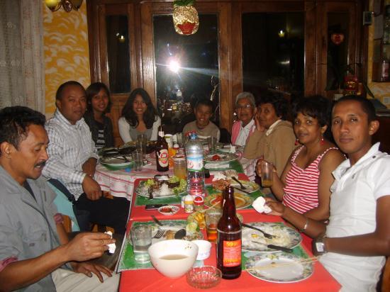 Repas familial tany Restaurant "Bonheur"